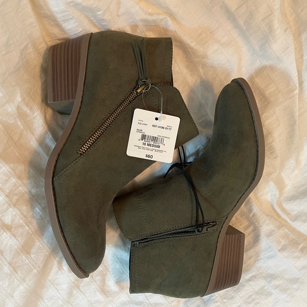 Green booties 💚